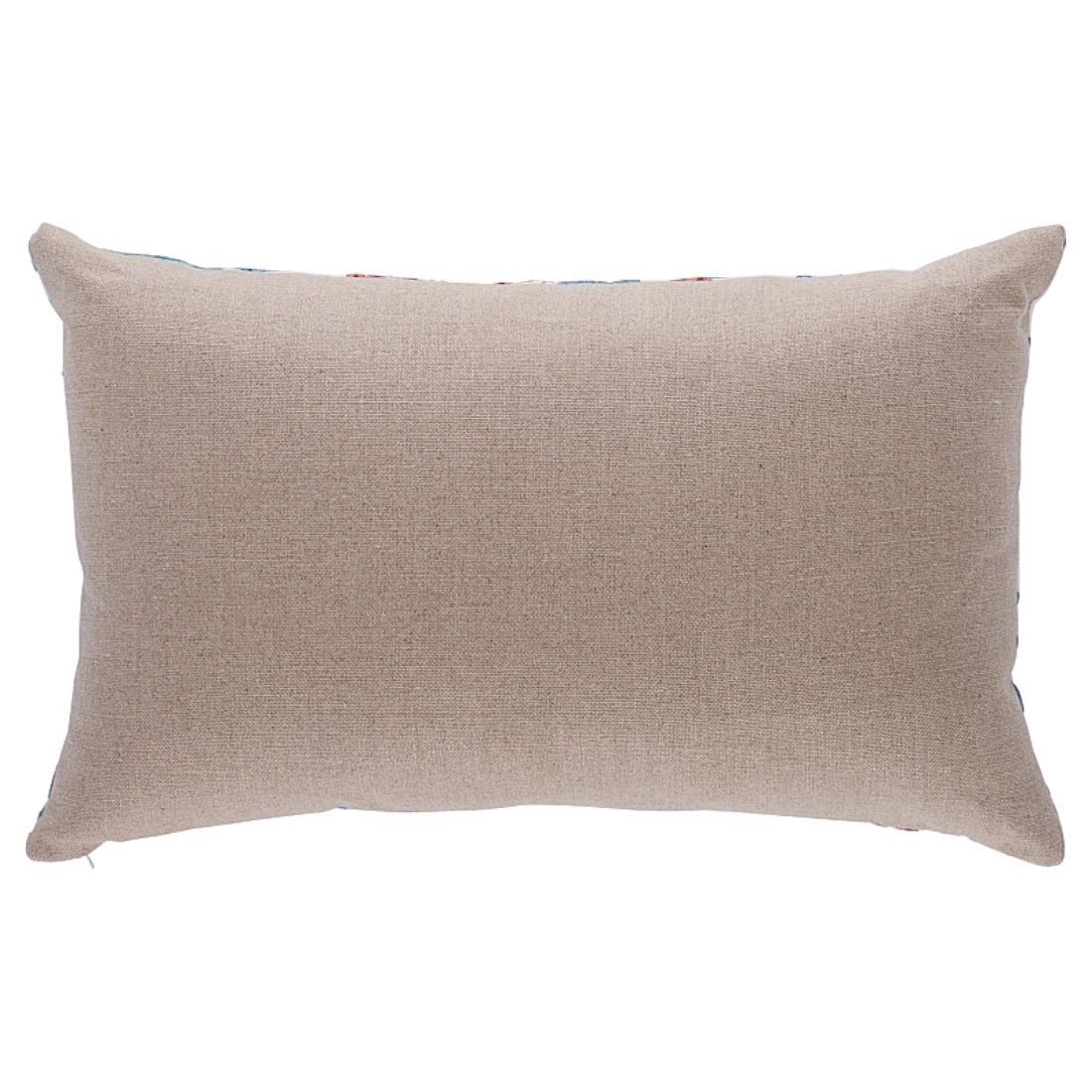 Ce coussin est orné de la broderie Pandora, avec une finition au couteau. Ce motif fantaisiste présente un bosquet d'arbres stylisés, colorés et lâches, délicatement brodés sur un fond de lin pour un effet dimensionnel unique. L'oreiller comprend un