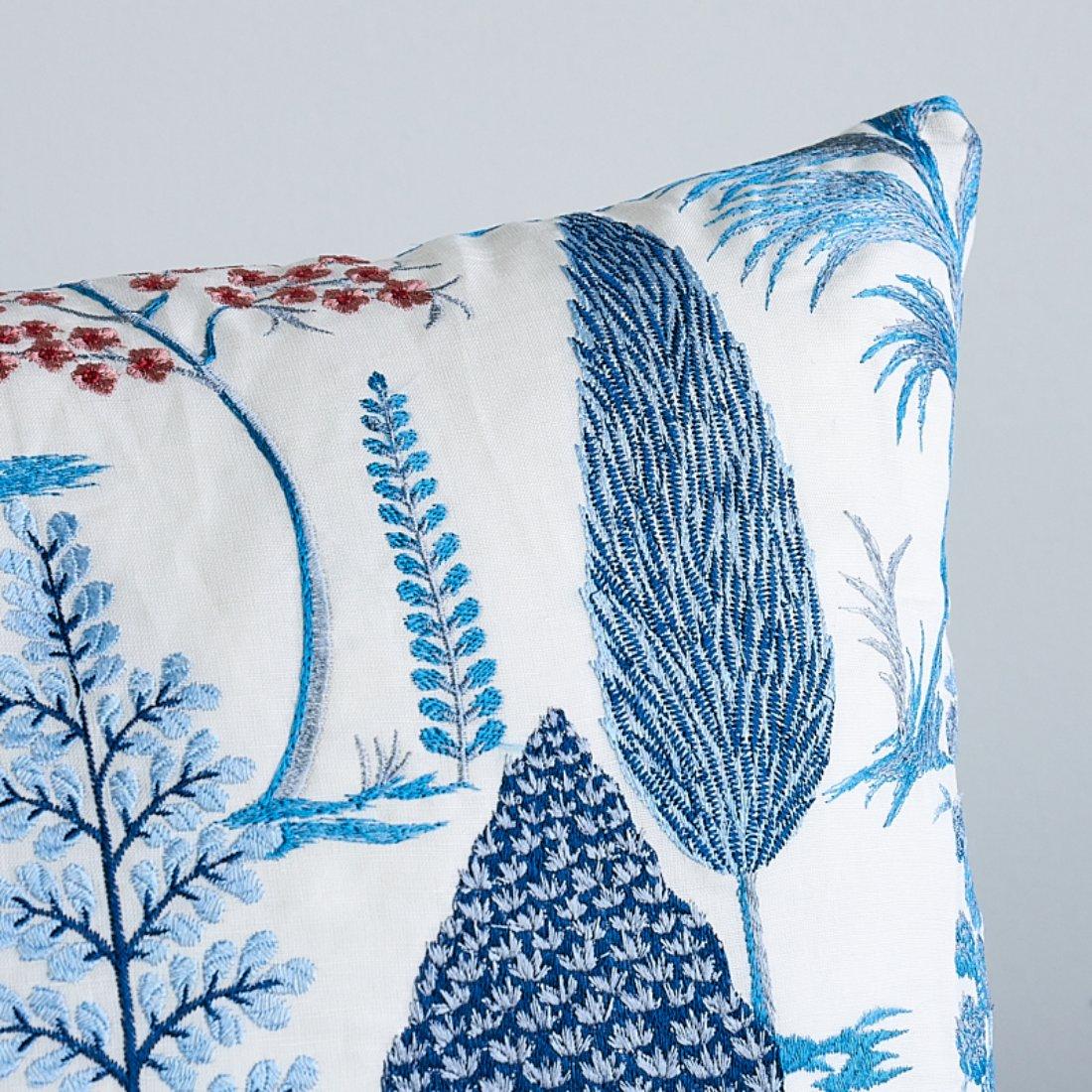 Autre Schumacher coussin Pandora à broderie en faïence de Delft et rose en vente