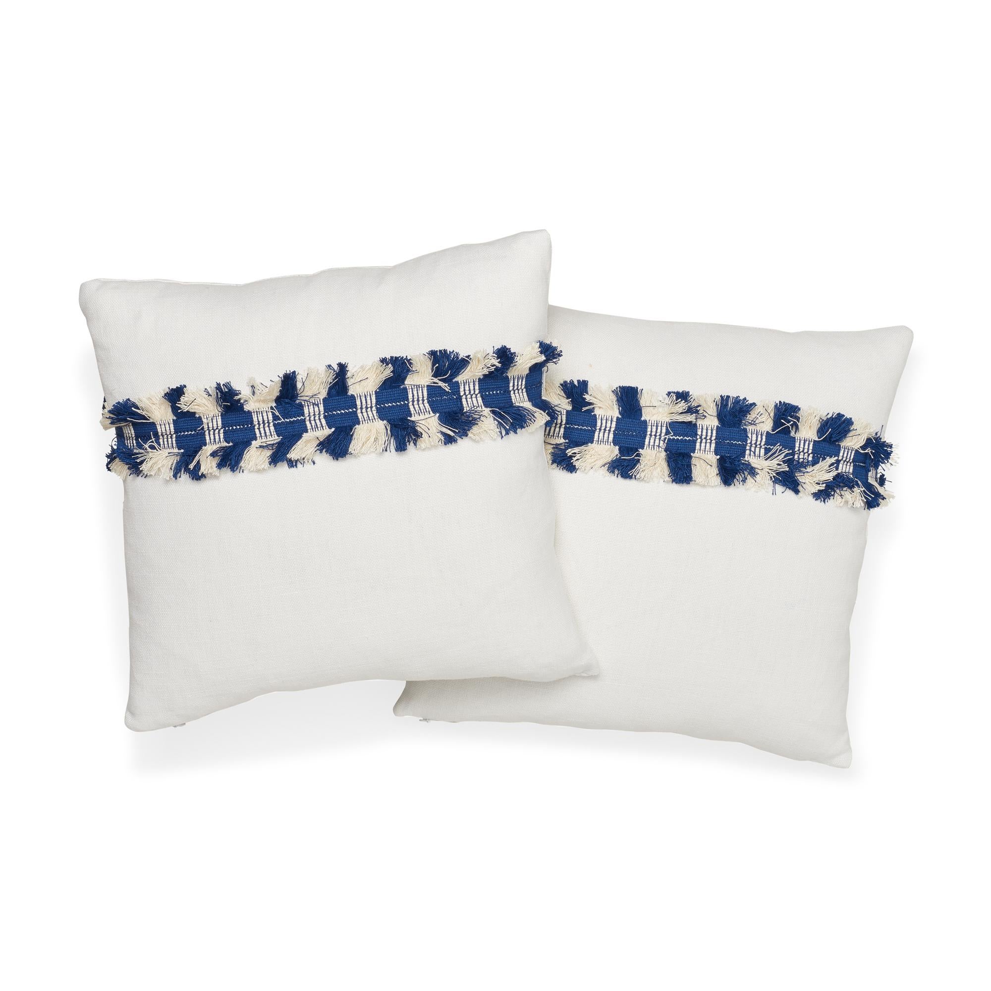 Belga Cuscino bifacciale Schumacher Piet Performance Linen Blanc con nastro a frange Juno in vendita