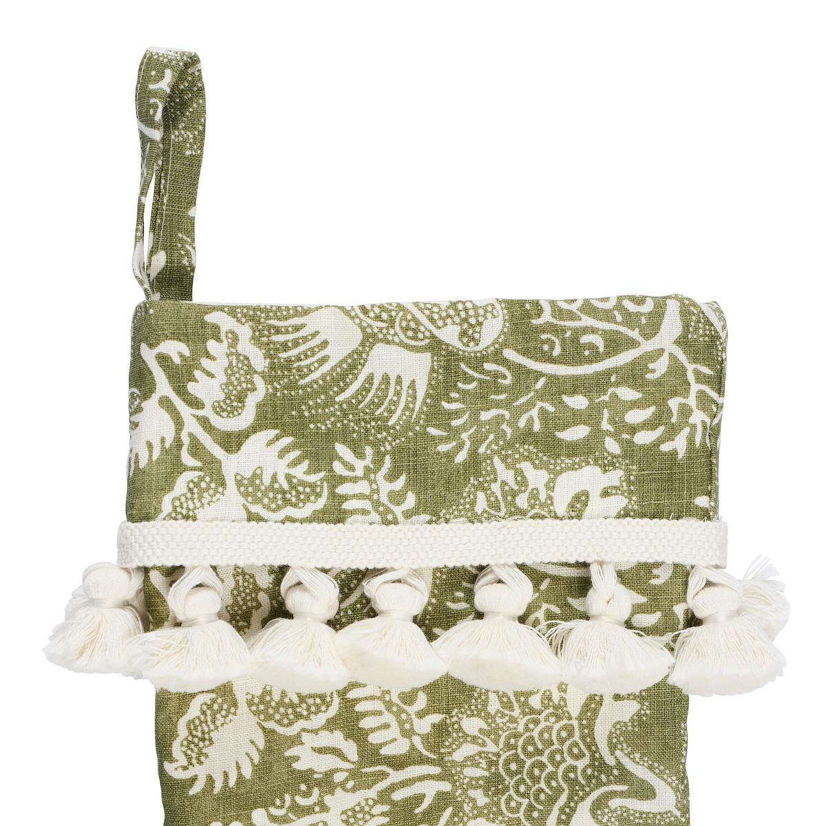 Haz tu pedido por adelantado para recibirlo en noviembre. Con el siempre popular estampado de granadas de Schumacher en un suave tono verde oliva y adornado con flecos de borla blancos como la nieve, este calcetín navideño de edición limitada ofrece