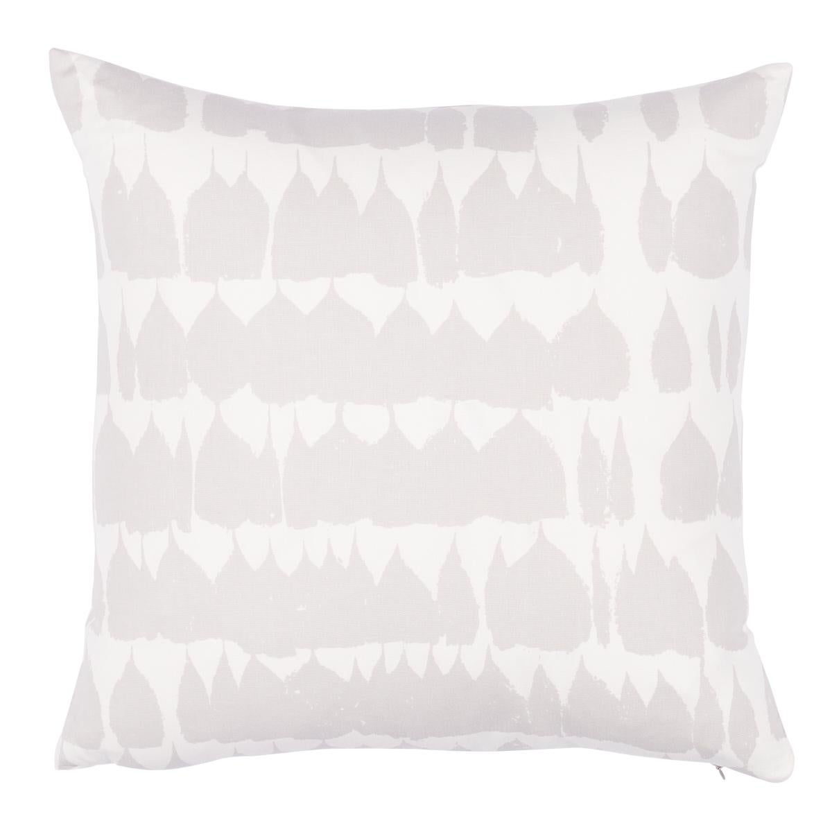 This pillow features Queen of Spain with a knife edge finish. Introduced in 1963 and still fresh today, this pattern has a lively, painterly quality- and is a wonderful example of mid-century design. Pillow includes a feather/down fill insert and