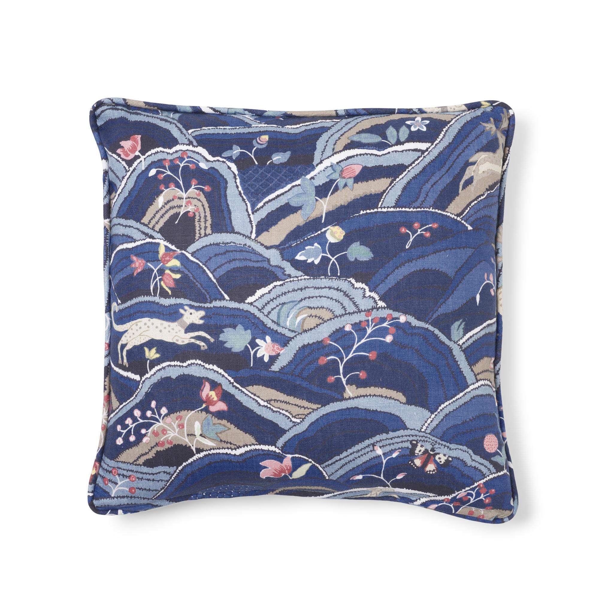 Ce coussin de 18 po x 18 po est orné de l'imprimé Rolling Hills in Blue, un imprimé fantaisiste à couverture complète qui montre de charmants animaux gambadant dans un paysage naïf. Ce dessin préserve la simplicité rustique de l'original brodé, qui