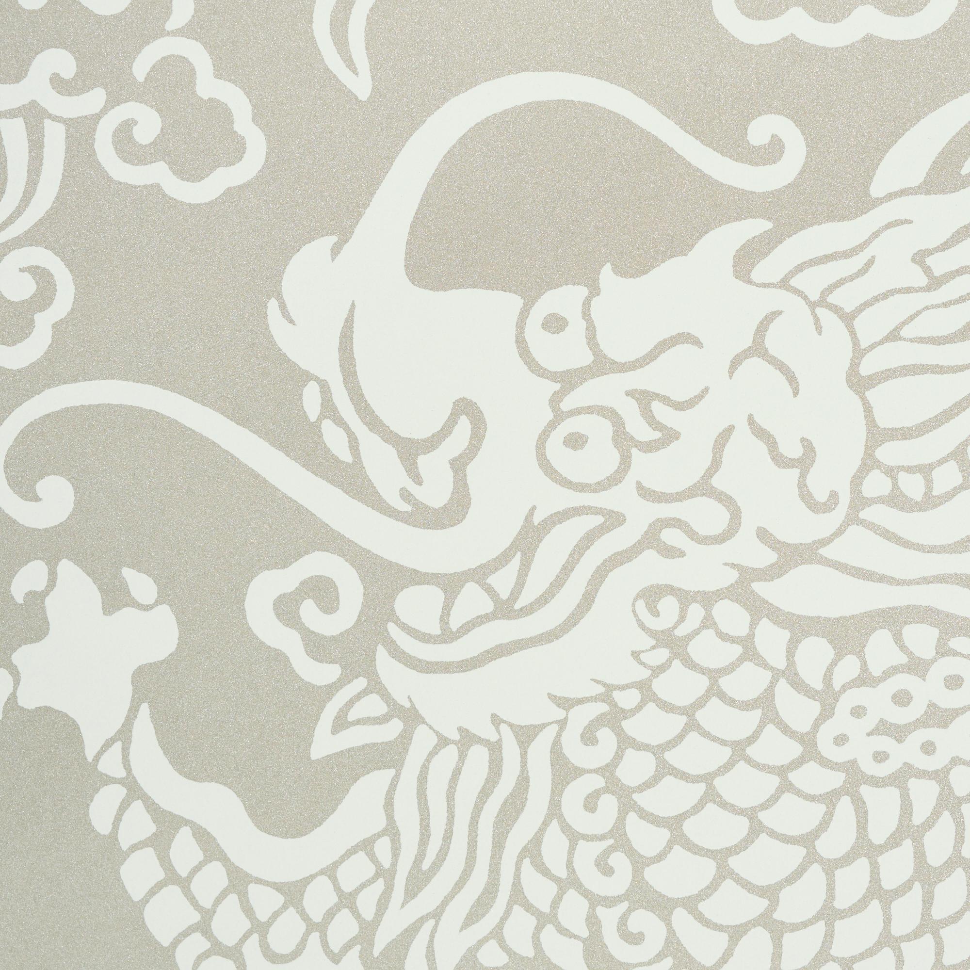 Schumacher Ruan Dragon Damask Tapete in Warm Silver (Art déco) im Angebot