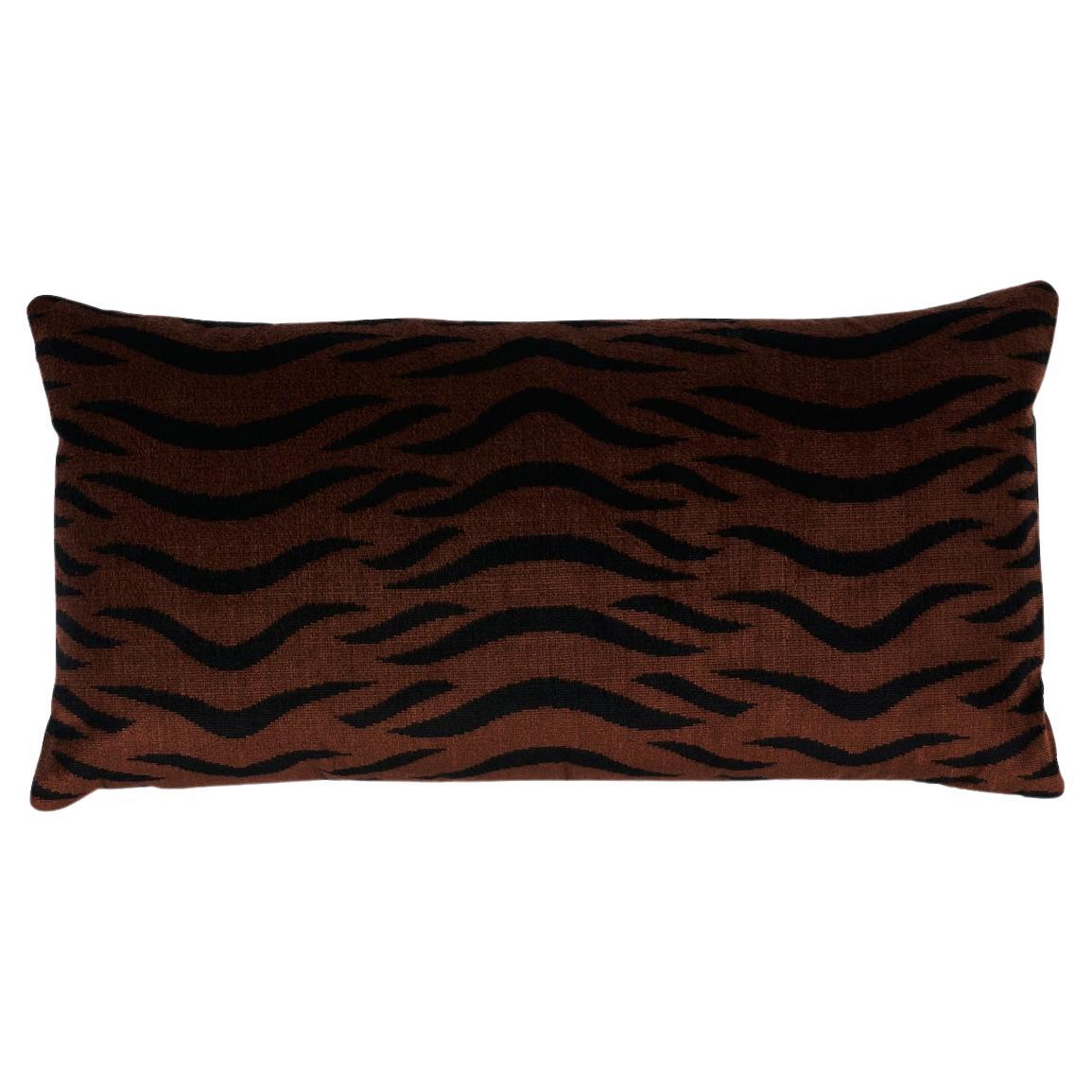 Schumacher Sabi Tiger Samt 24x12" Kissen in Java