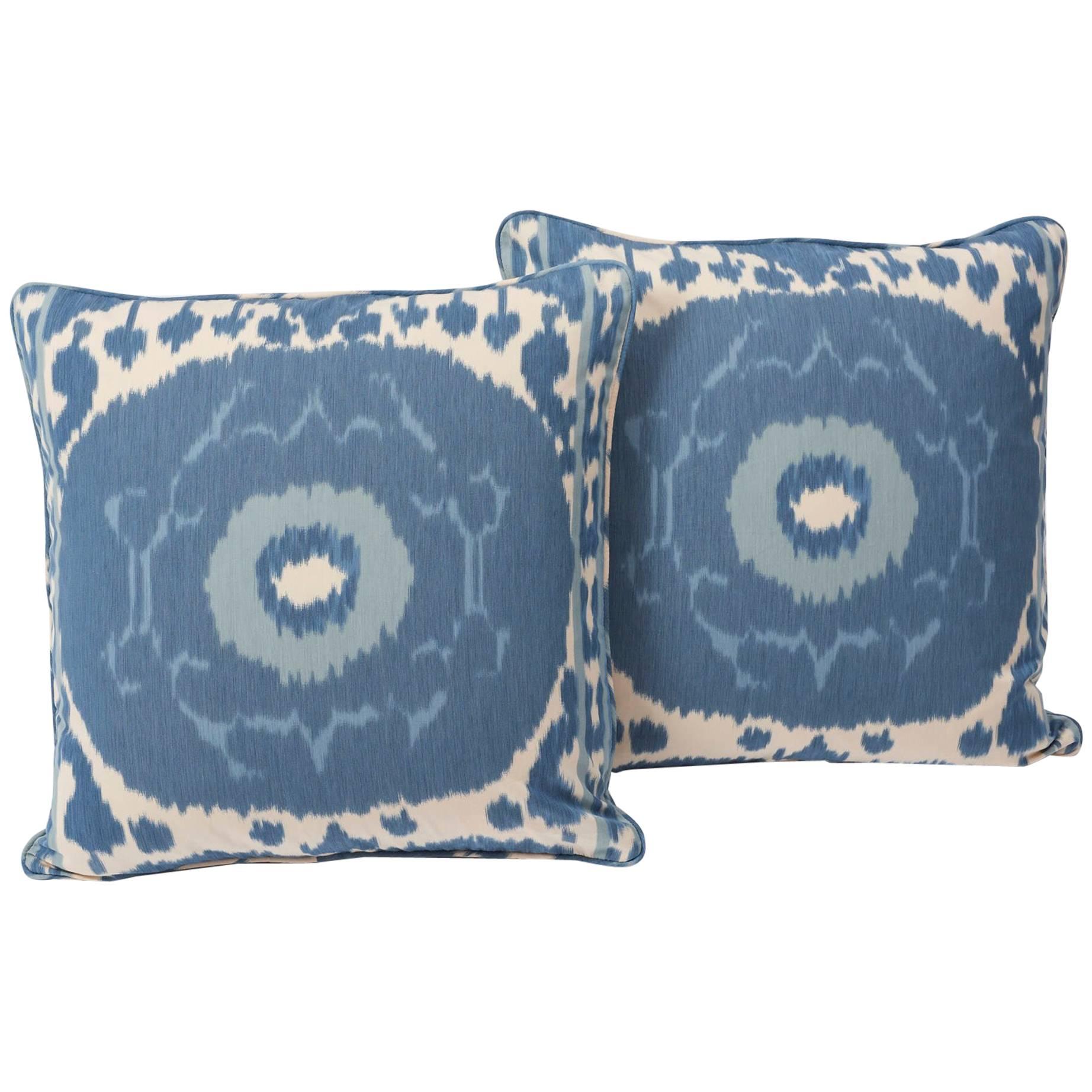 A true warp print produced with traditional Ikat methods, Samarkand Ikat II is a signature Schumacher design that is beloved for its bold scale and pattern. Now featured as a set of decorative accents, this pair is sure to enhance any decor or