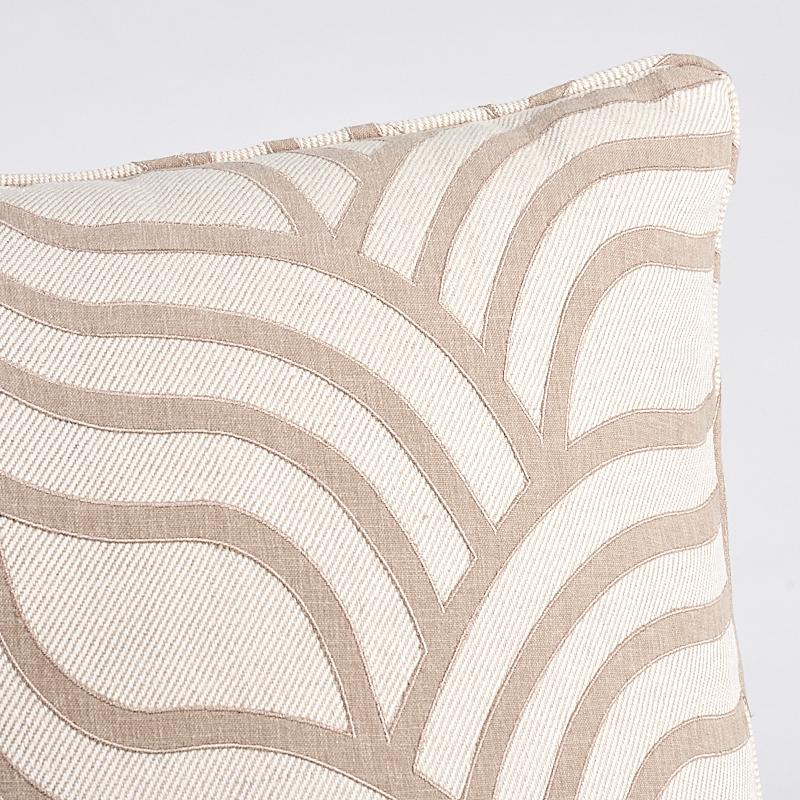 Questo cuscino è caratterizzato dall'applique Sangomar con finitura a filetto. Le linee sinuose e ondulate delle appliqu√© creano un contrasto sorprendente con il fondo in twill massiccio e solido, per un look rilassato ma comunque di grande