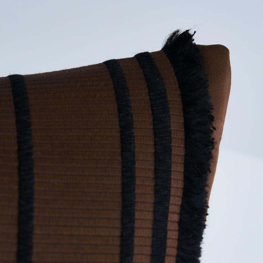 Dieses Kissen ist mit Senza Satin Stripe und einem Messerrand versehen. Dieser klassische Satinstreifen hat Fransen an den Rändern, die für zusätzlichen Reichtum und einen herrlich zurückhaltenden Sinn für Opulenz sorgen. Das Kissen ist mit einer