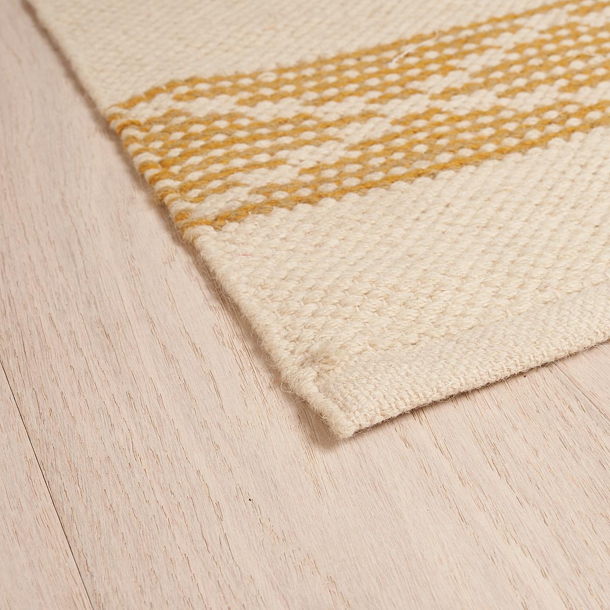 Schumacher: 9'' x 12'' Teppich in Ocker mit türkisfarbenen Streifen (Moderne) im Angebot