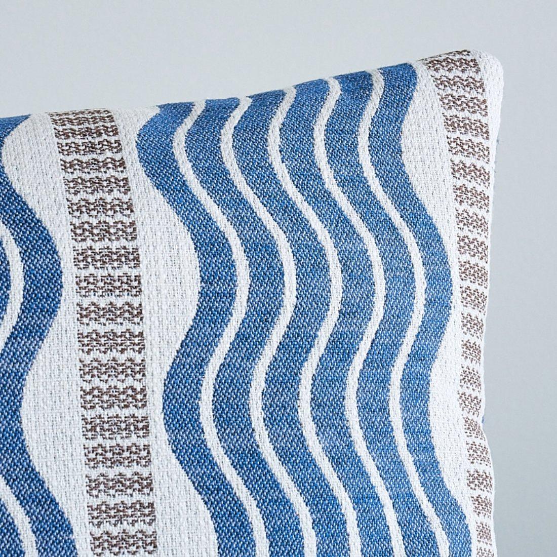 Questo cuscino è caratterizzato dal motivo Sina Stripe con finitura a lama. Un tesoro dell'Art Déco ritrovato nei nostri archivi, Sina Stripe in blu è un tessuto a righe ondulate su larga scala con un impatto grafico e una splendida trama. Il
