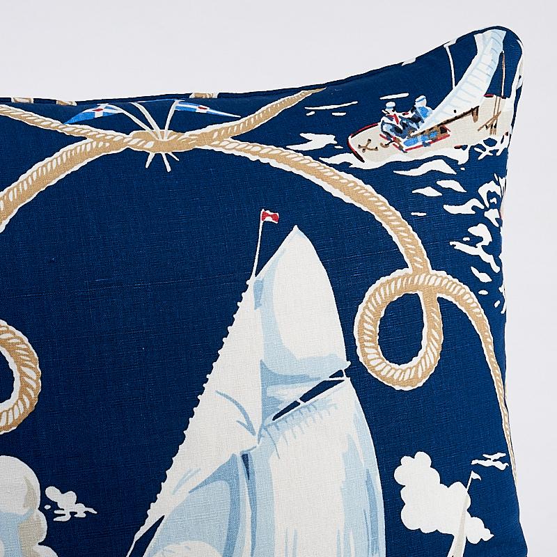 Questo cuscino è caratterizzato da una stampa in lino Summer Regatta con finitura a filetto. Il cuscino include un inserto in piuma/piumino e una chiusura a cerniera nascosta.  Contenuto 100% lino   Realizzato con il nostro tessuto estivo Regatta