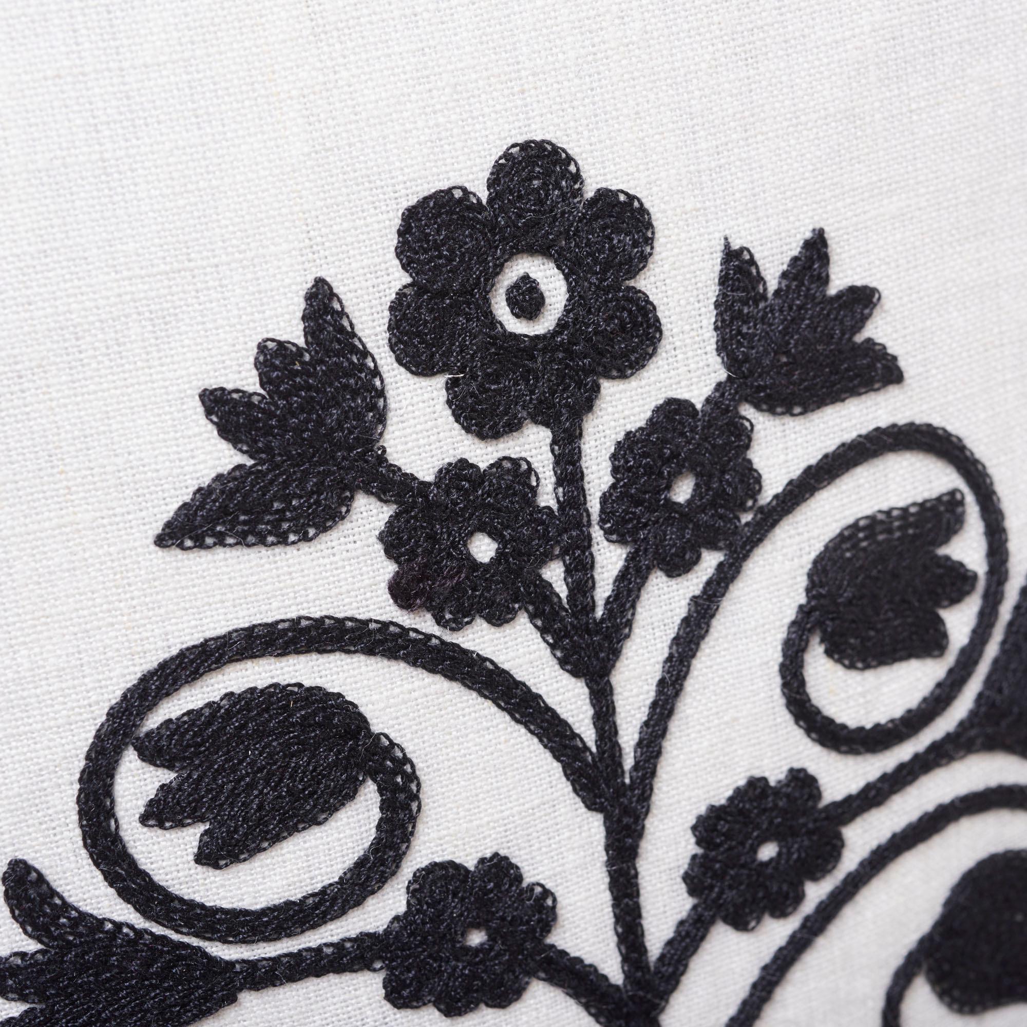 Schumacher Talitha zweiseitiges Leinenkissen Embroidery Blackwork (Indisch) im Angebot