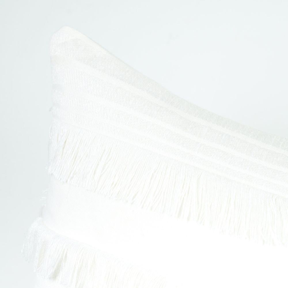 Ce coussin est orné de Talos avec une finition en forme de couteau. Inspiré d'un textile des archives Schumacher des années 1970, Talos est une large rayure accentuée par une frange de fils coupés. Il présente une texture tissée unique avec un côté