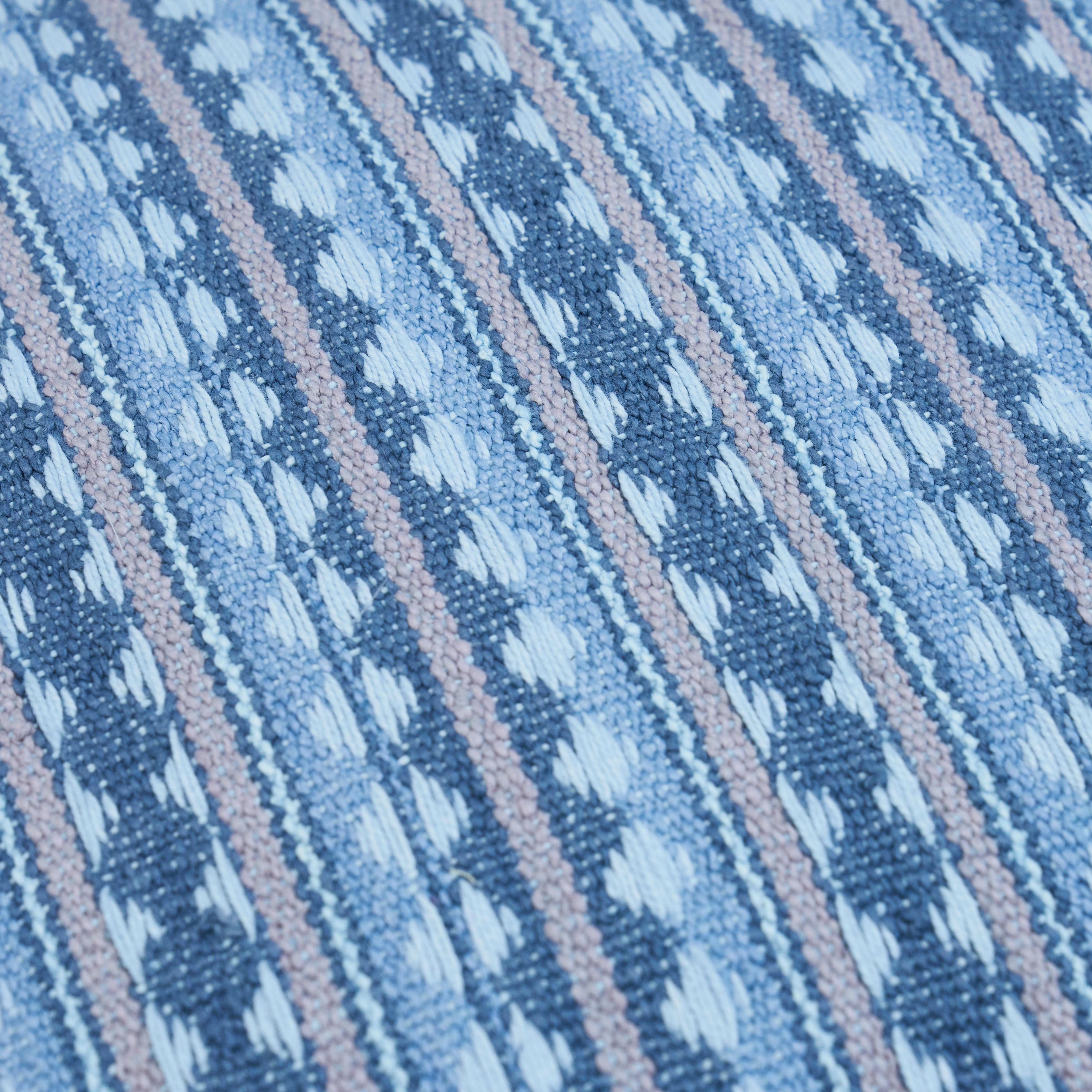 Questo cuscino è caratterizzato dal motivo Tarnby Stripe con finitura a lama. Con una trama di cotone rustica e simile a una coperta, il Tarnby Stripe è un tessuto versatile e dal peso contenuto, con una consistenza invitante e un aspetto rilassato.