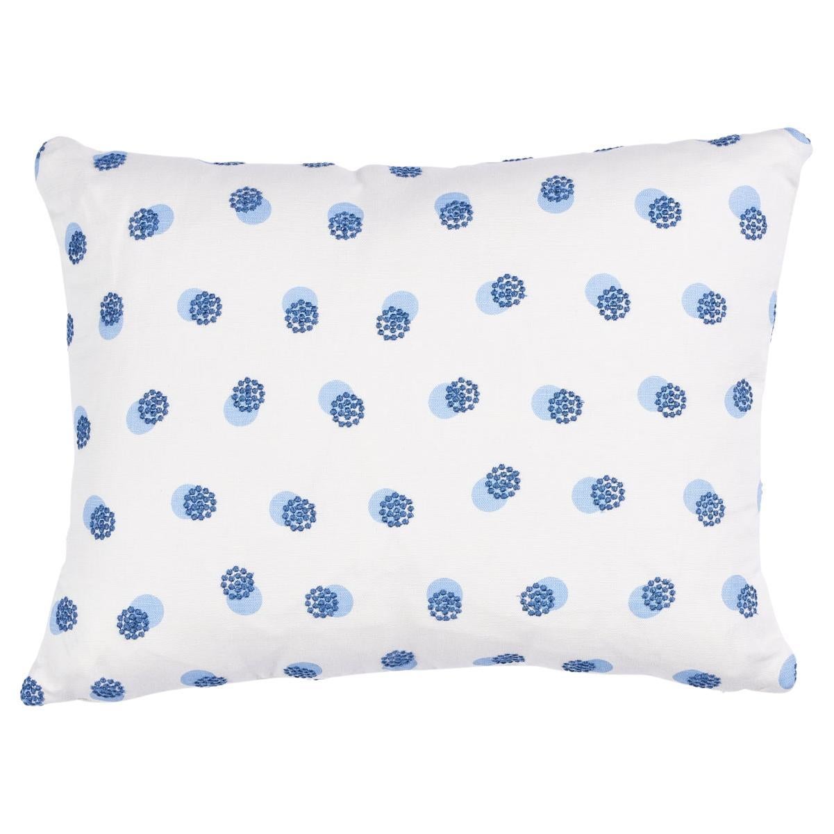 Coussin Schumacher Taylor avec broderie bleu ciel sur bleu marine de 40,6 cm x 30,4 cm en vente