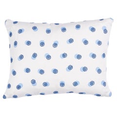 Almohada Schumacher Taylor Bordada 16" x 12" en Cielo sobre Azul Marino