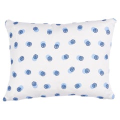 Coussin Schumacher Taylor avec broderie bleu ciel sur bleu marine de 40,6 cm x 30,4 cm