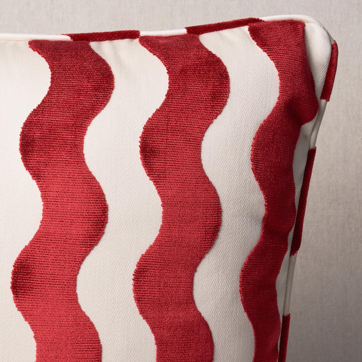 Questo cuscino presenta il velluto The Wave di Miles Redd per Schumacher con una finitura a filetto. I modelli di Pierre Cardin e Yves Saint Laurent degli anni '70 hanno ispirato The Wave in rosso, un tessuto in velluto dal taglio chic e grafico