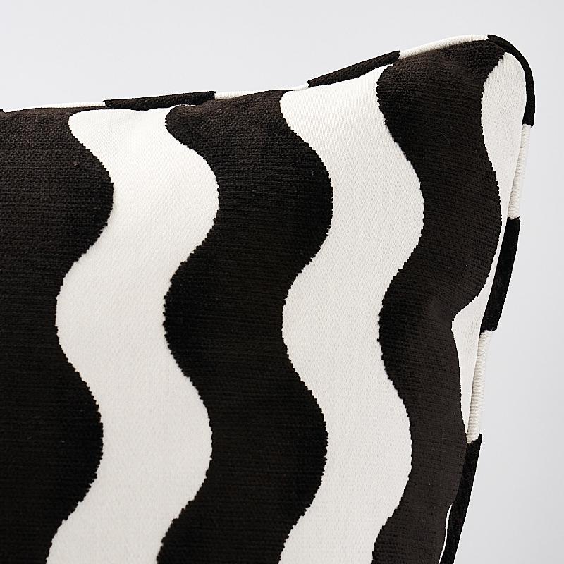 Dieses Kissen ist mit dem Stoff The Wave von Miles Redd (Art.-Nr. 69420, THE WAVE VELVET FABRIC) für Schumacher bedruckt und mit einem Selbstrahmen versehen. Ein schicker, grafisch geschnittener Samt, inspiriert von den Designs der 1970er Jahre von