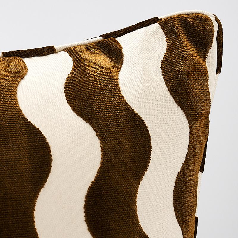 Questo cuscino presenta The Wave di Miles Redd (articolo 69421, TESSUTO THE WAVE VELVET) per Schumacher con una finitura autoincollante. Un velluto dal taglio chic e grafico ispirato agli anni '70 di Pierre Cardin e Yves Saint Laurent. Il cuscino