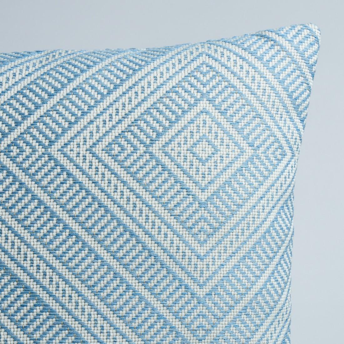 Ce coussin représente Tortola avec une finition Knife Edge. Inspiré des motifs de paniers, ce motif de diamants concentriques est tissé à partir de fils acryliques Dralon. Texturé et extrêmement durable, il convient aussi bien à l'intérieur qu'à