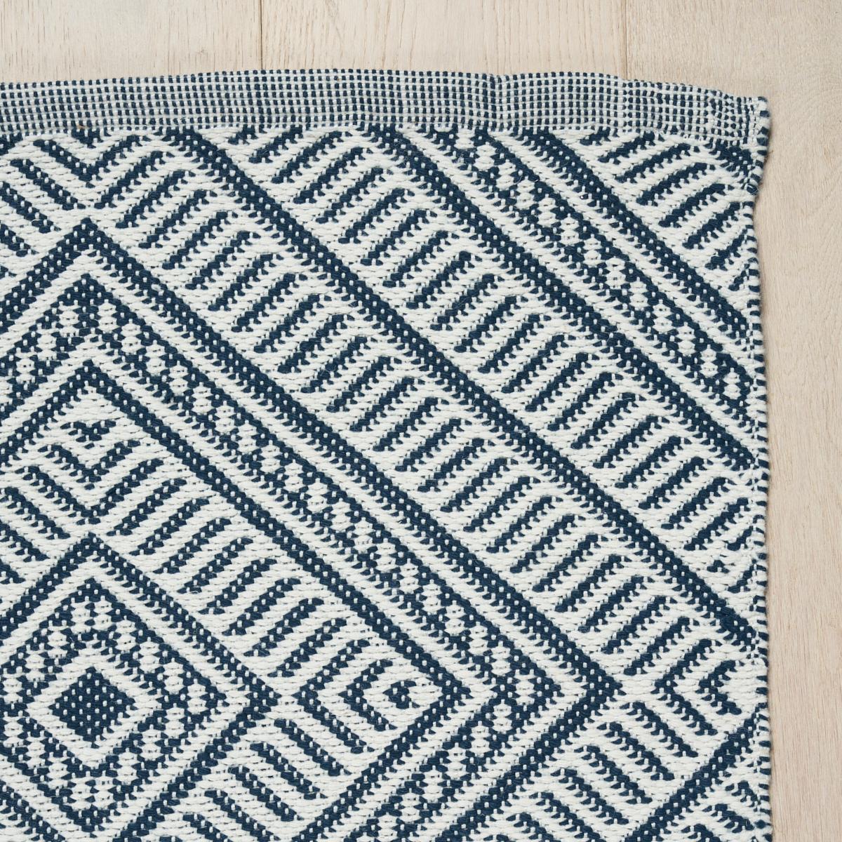 Fabriqué en PET souple mais très résistant, Tortola est aussi élégant que pratique. Inspiré par l'un de nos textiles d'intérieur/extérieur les plus vendus, ce tapis à losanges concentriques à grande échelle fait une déclaration intelligente tout en