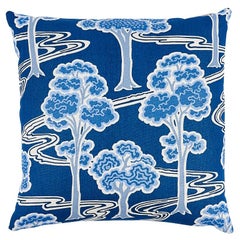 Cuscino rivedibile Schumacher Tree River 22" in blu e bianco