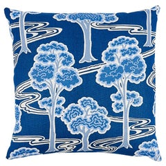 Schumacher - Coussin Revisable Tree River de 22" (env. 56 cm) en bleu et blanc