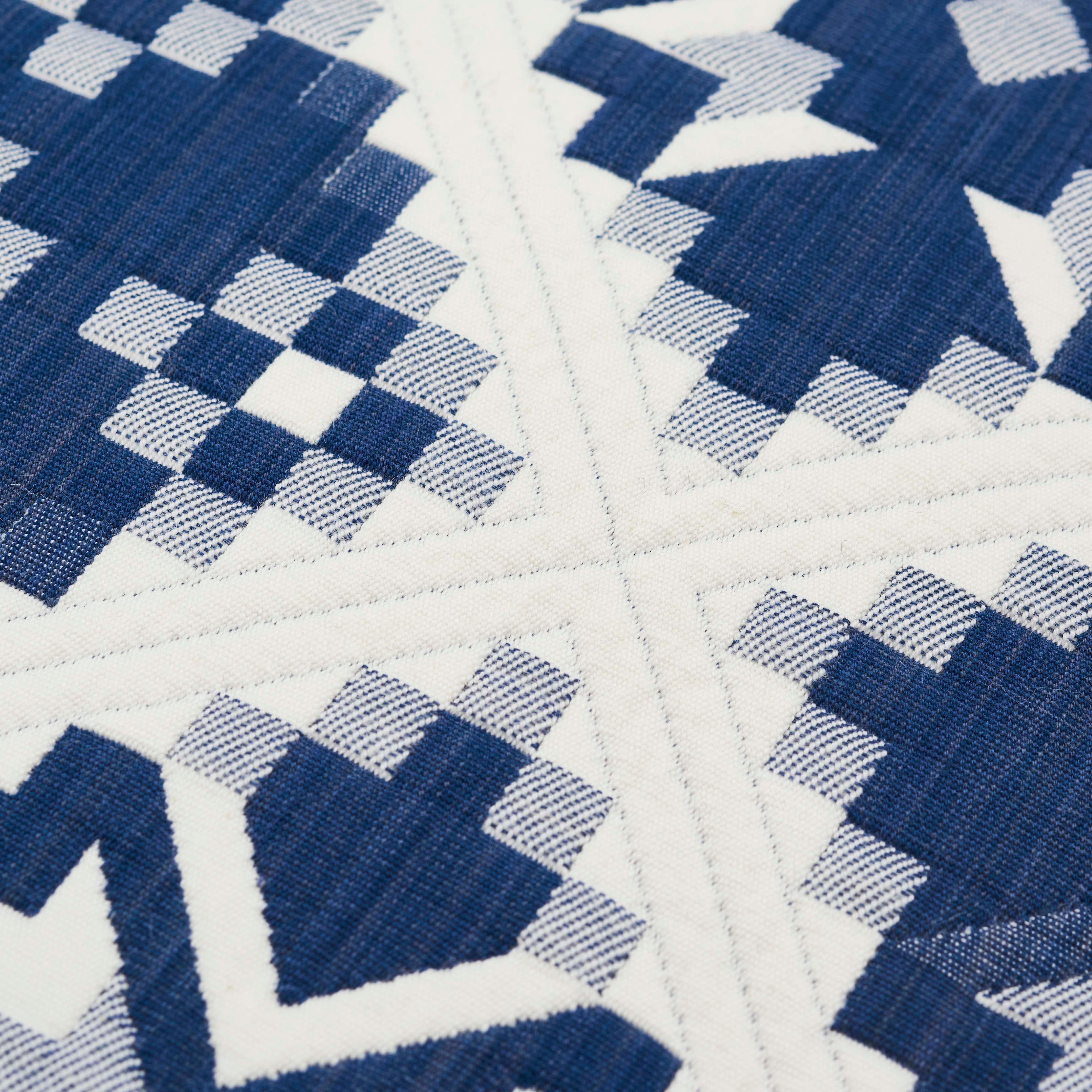 Ce coussin de 20 po x 20 po présente le patchwork Tristan en indigo. Avec tout le charme d'un édredon traditionnel, ce tissage jacquard a un caractère et une dimension merveilleux. Insertion de plumes/duvet incluse ; finition à la pointe du couteau,