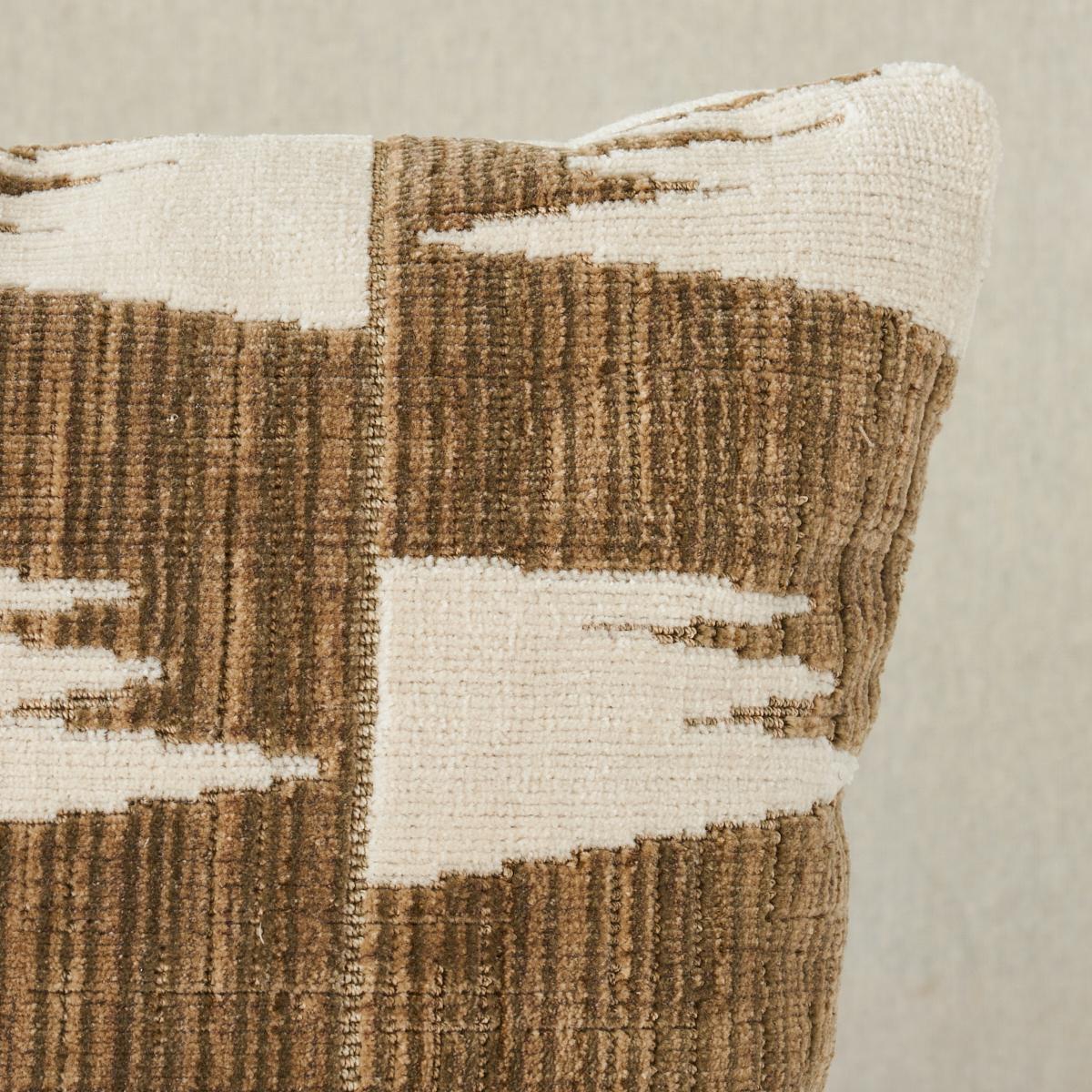 Moderne Coussin Tutsi de Schumacher en Natural/Ivory de 60,9 cm x 30,5 cm en vente