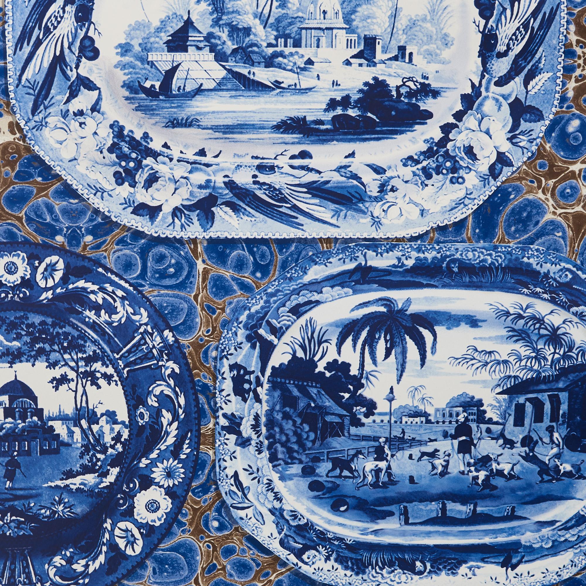 Britannique Schumacher x Johnson Hartig - Papier peint Assiettes et plateaux bleu en vente