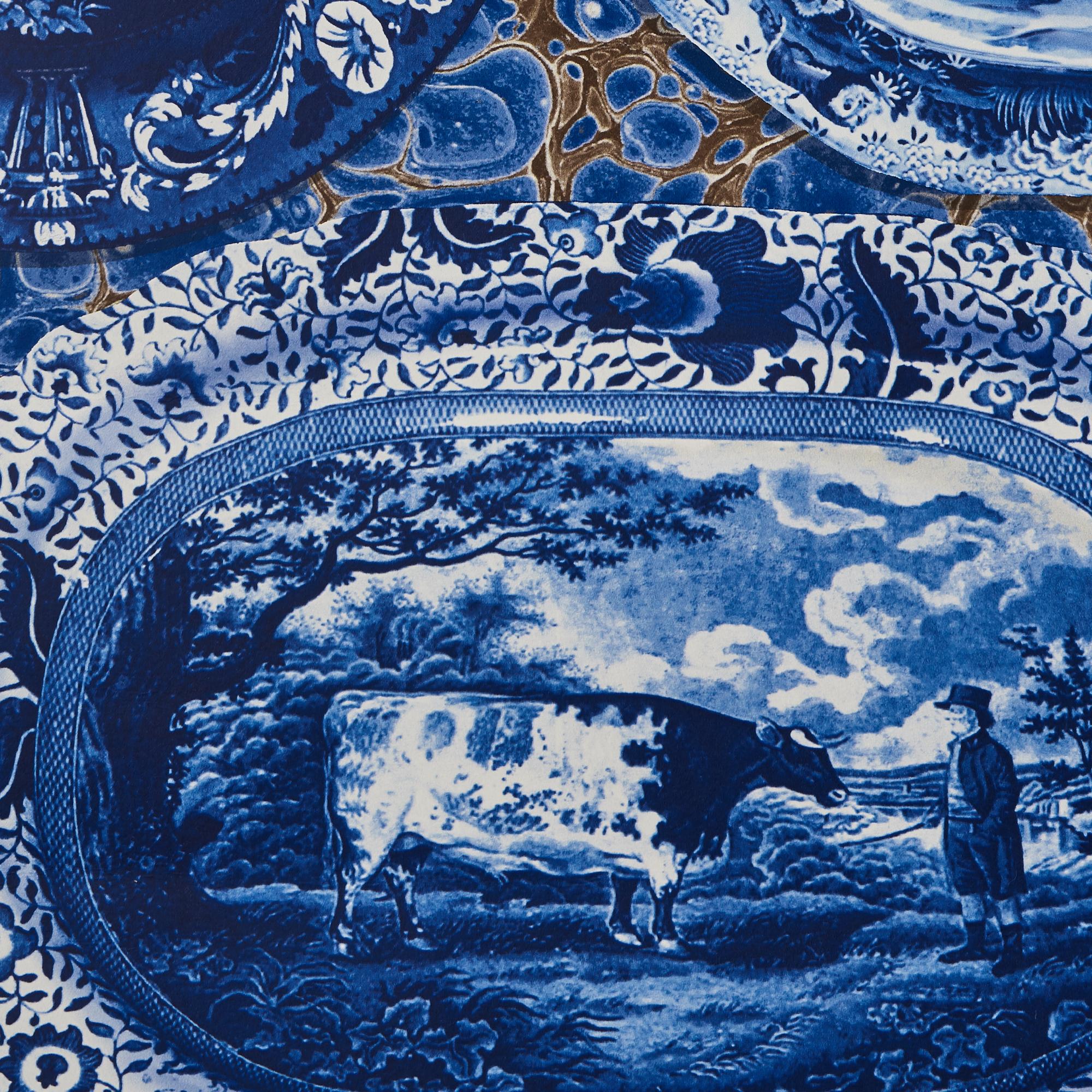 Schumacher x Johnson Hartig - Papier peint Assiettes et plateaux bleu Neuf - En vente à New York, NY