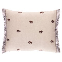 Schumacher x Marie-Chantal Coussin brodé de buffle naturel de 40,6 x 30,4 cm