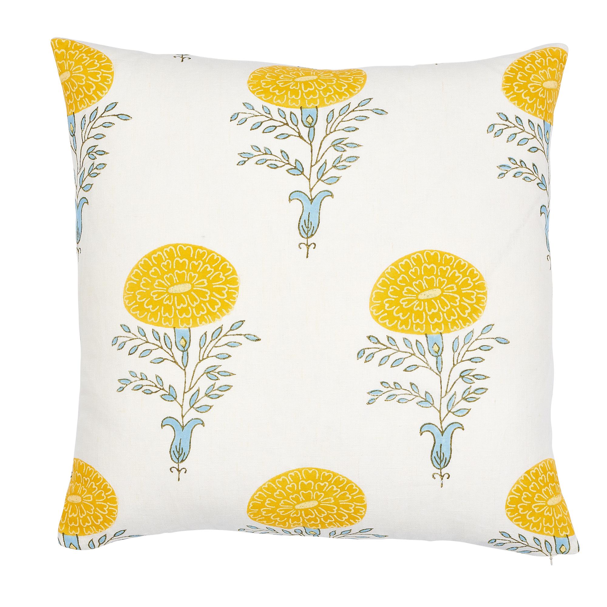 Ce coussin présente Marigold de Molly Mahon pour Schumacher avec une finition en bord de couteau. Une ode graphique et joyeuse au souci, l'une des fleurs préférées de Molly, symbole de passion et de créativité sur le sous-continent. Imprimé à la
