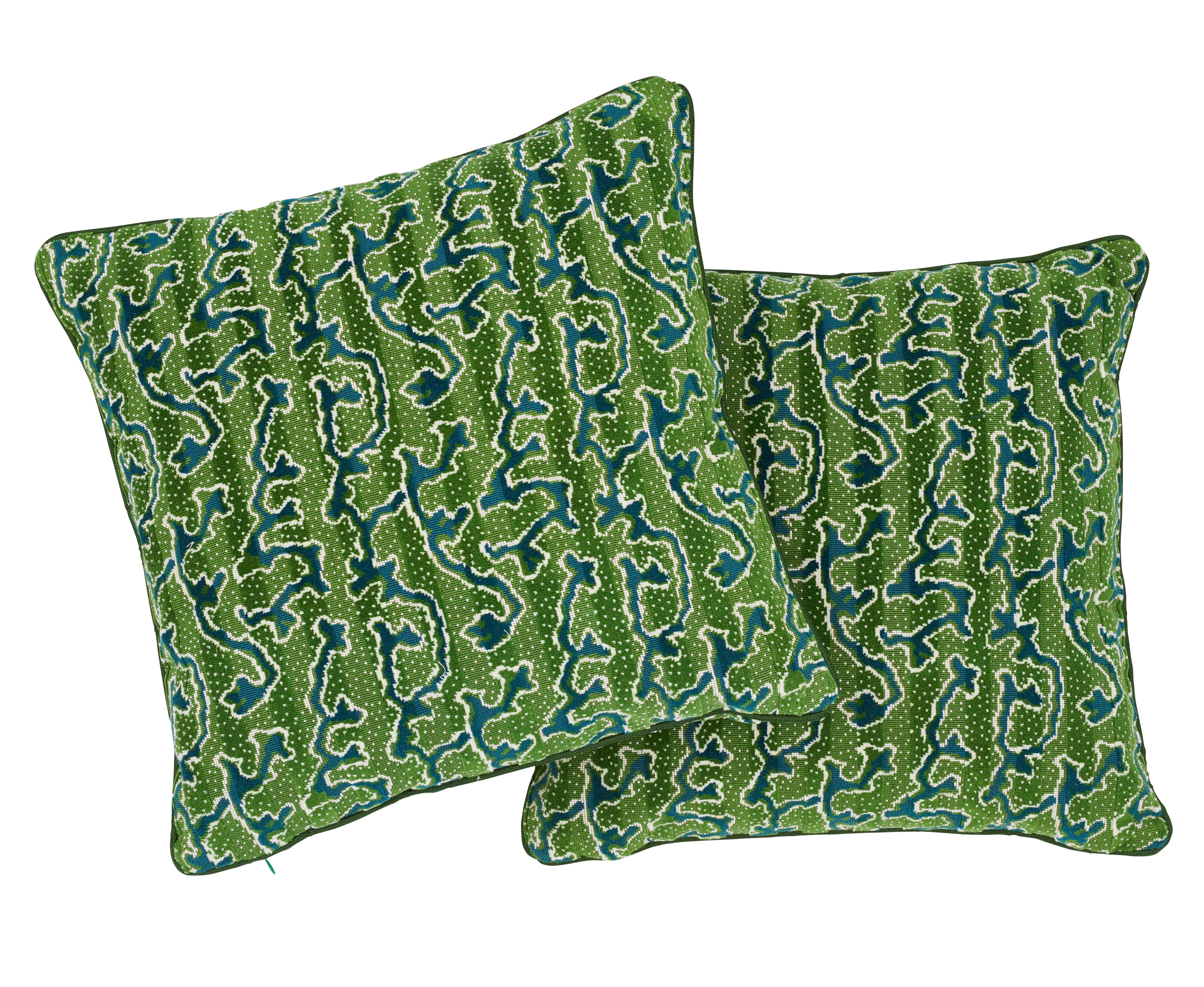 Moderno Cuscino bifacciale Schumacher X Timothy Corrigan Corail in velluto smeraldo in vendita