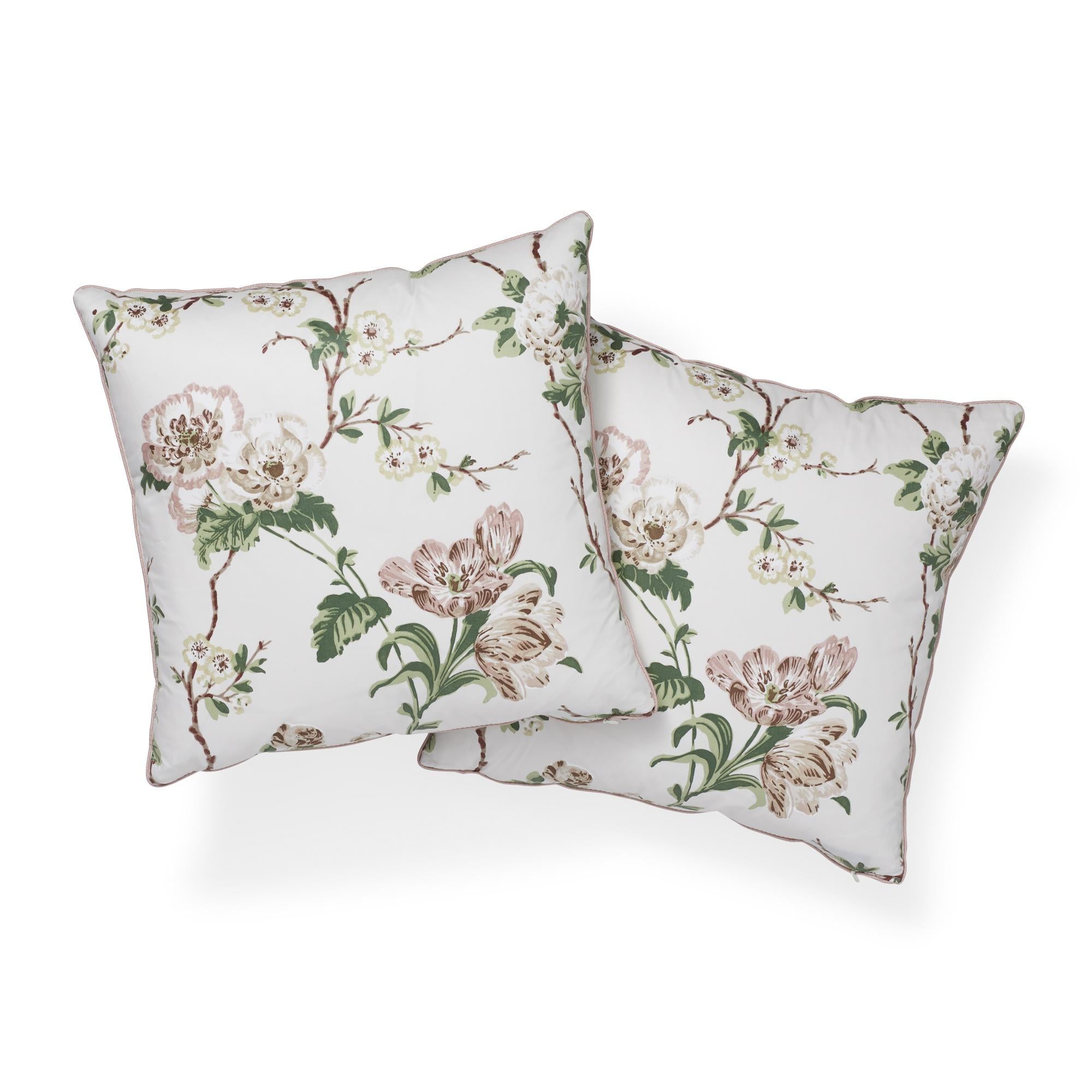 Schumacher X Veere Grenney Betty Chintz Quiet Rosa zweiseitiges Baumwollkissen (Britisch) im Angebot