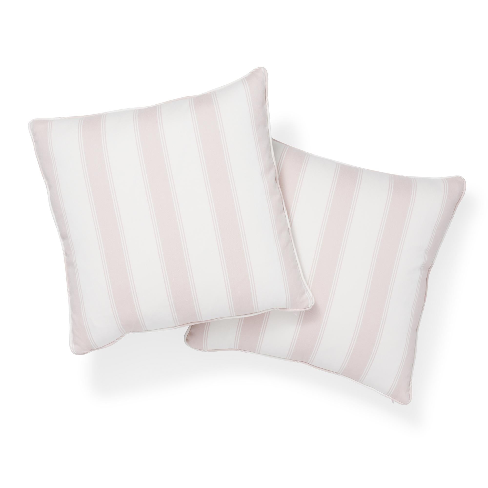 Ce coussin de 20 po x 20 po est orné de la rayure Rafe en rose tranquille. Mélange doux de coton et de lin, cette rayure tissée est le poids parfait pour l'ameublement et se marie parfaitement avec d'autres motifs. Conçu par Veere Grenney. Garniture