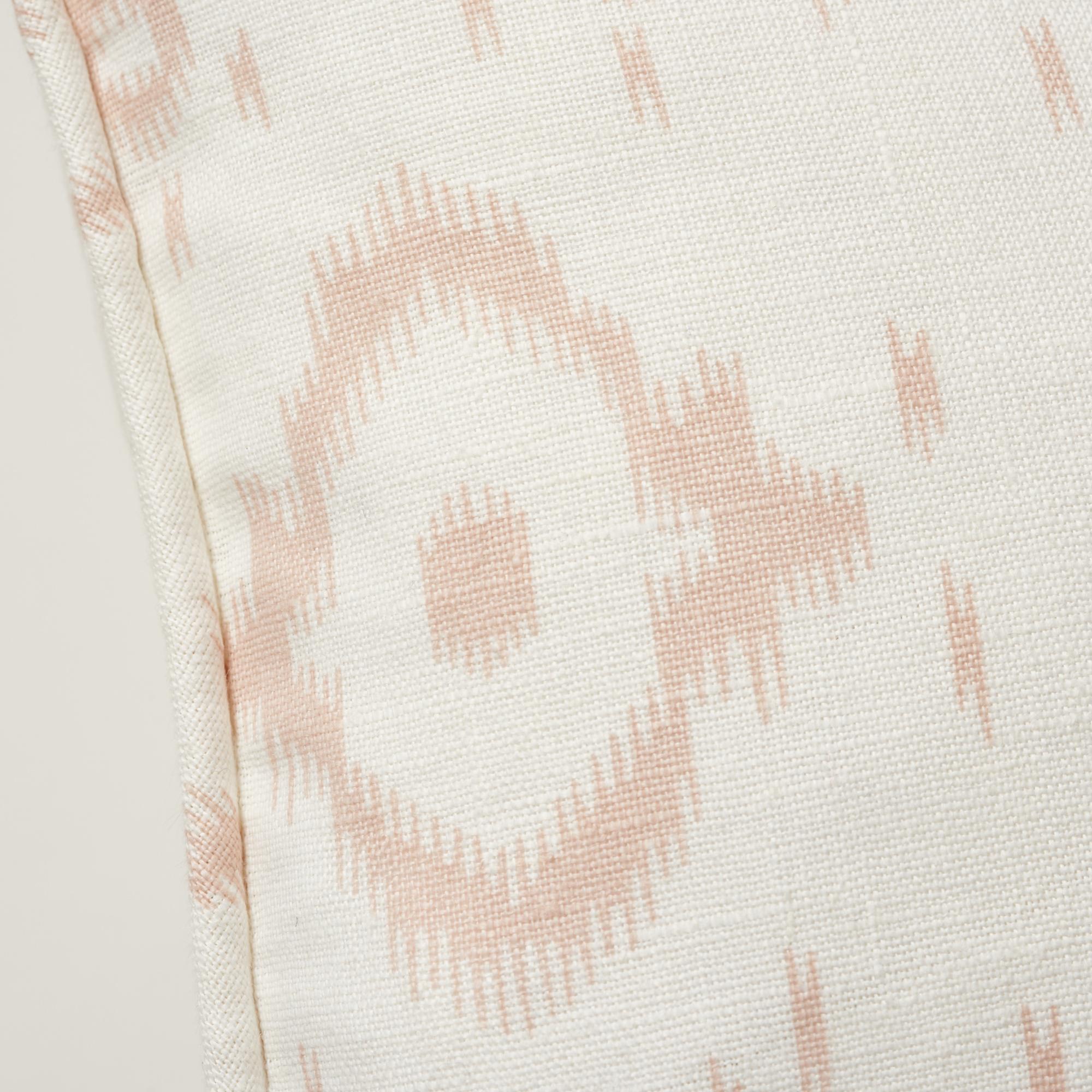 Dieses Kissen zeigt Tabitha in Quiet Pink. Dieser luftige, offene Ikat ist auf einen knackigen Baumwollgrund gedruckt. Es ist ein stilvolles, vielseitiges, mittelgroßes Design, das jedem Raum ein exotisches Flair verleiht. Inklusive