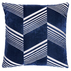 Schumacher x Victor Glemaud Coussin Jessie en velours taillé de 51 cm en bleu marine et blanc