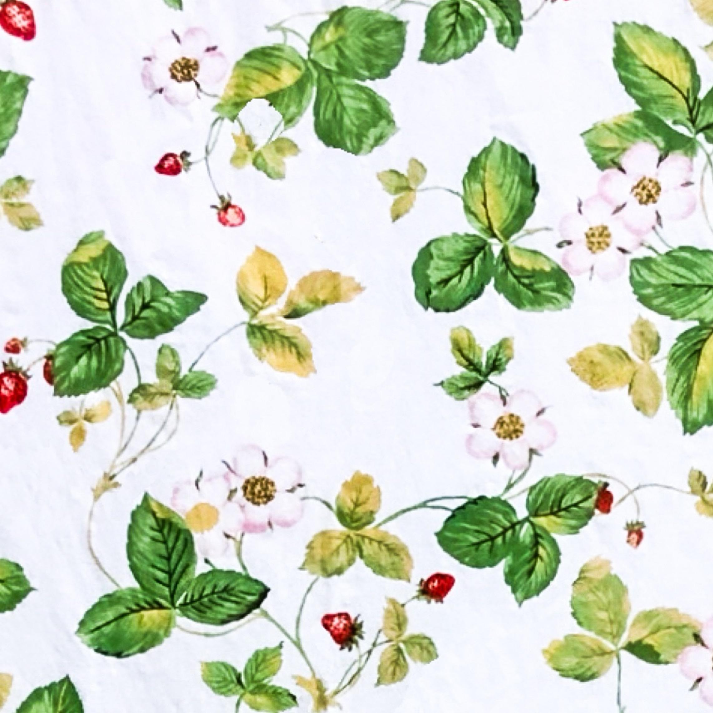 Schumacher x Wedgewood Wild Strawberry Wallpaper, Wedgewood Collection, 1972 In Excellent Condition For Sale In Brooklyn, NY