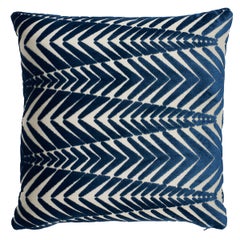 Schumacher: Zebra-Samt-Kissen in Silberblau, 20"