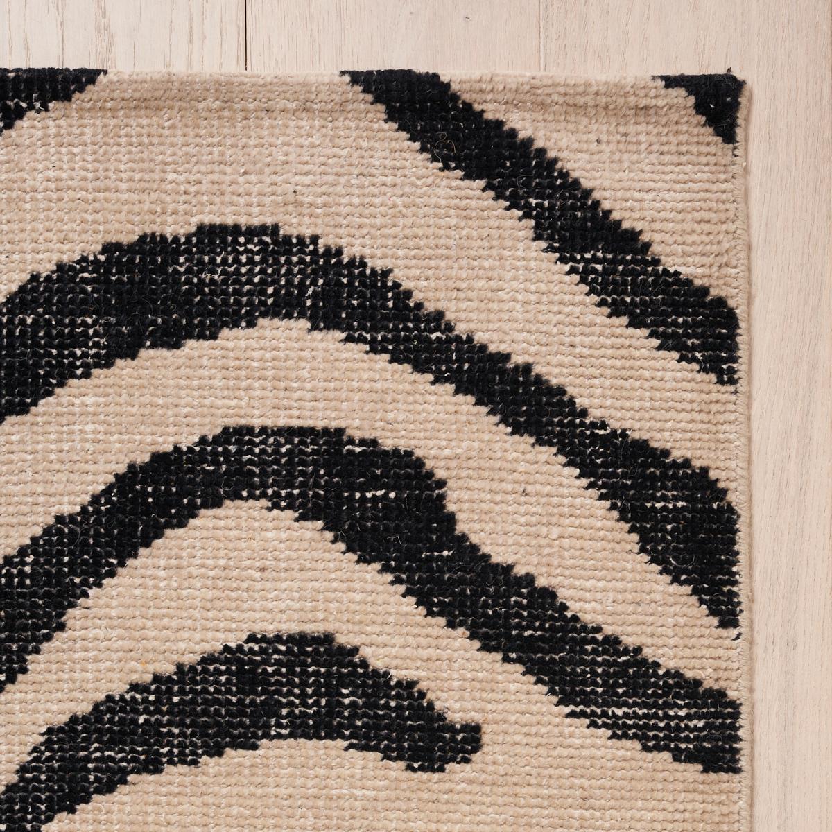 Ce tapis sera expédié en décembre. Un design noué à la main d'un chic fou, en laine et en coton, Zebre présente un motif animalier abstrait à grande échelle. Inspiré de notre populaire tissu Ze'bre Epingle, il s'agit d'un design graphique