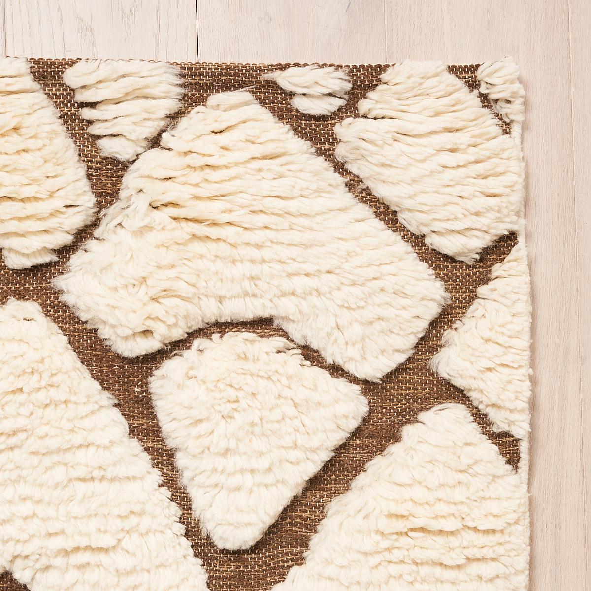 Ce tapis sera expédié en décembre. Un design somptueux fait de fils noués à la main, Zimba est un motif abstrait à grande échelle avec une texture prononcée et séduisante. Inspiré par l'un de nos motifs de tissus et de papiers peints les plus