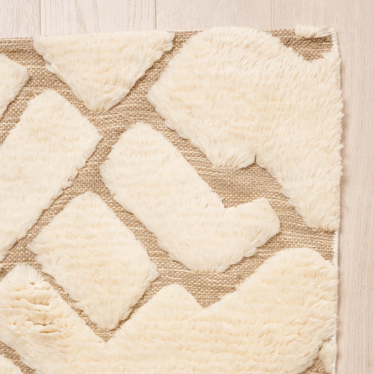 Ce tapis sera expédié en décembre. Un design somptueux fait de fils noués à la main, Zimba est un motif abstrait à grande échelle avec une texture prononcée et séduisante. Inspiré par l'un de nos motifs de tissus et de papiers peints les plus