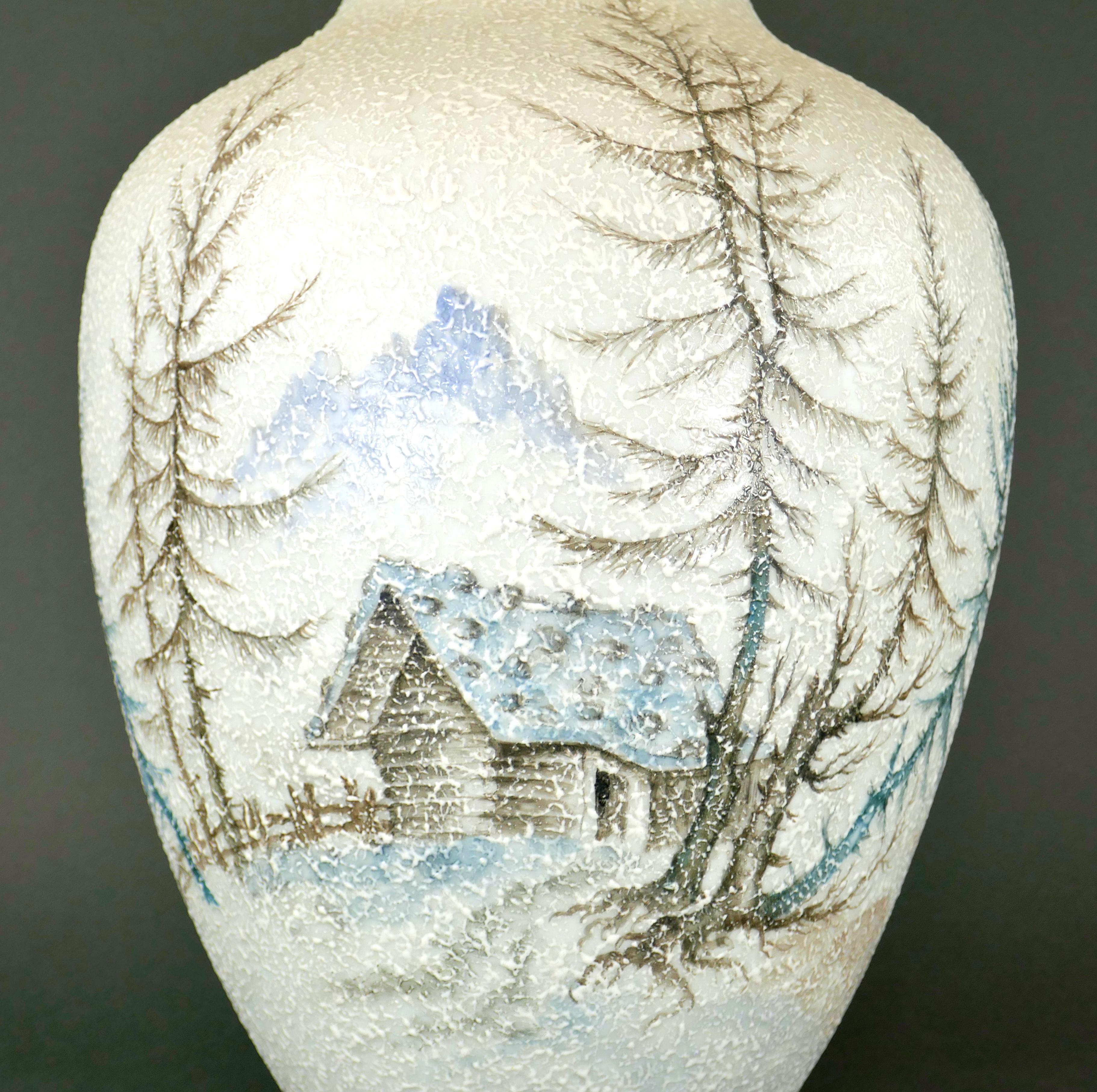 Splendido vaso di porcellana tedesca di Schumann Bavaria del 1950 circa. Presenta una texture in rilievo in porcellana Moriage per creare l'effetto della scena attraverso la neve che cade. Presenta una piccola baita costruita tra gli alberi delle