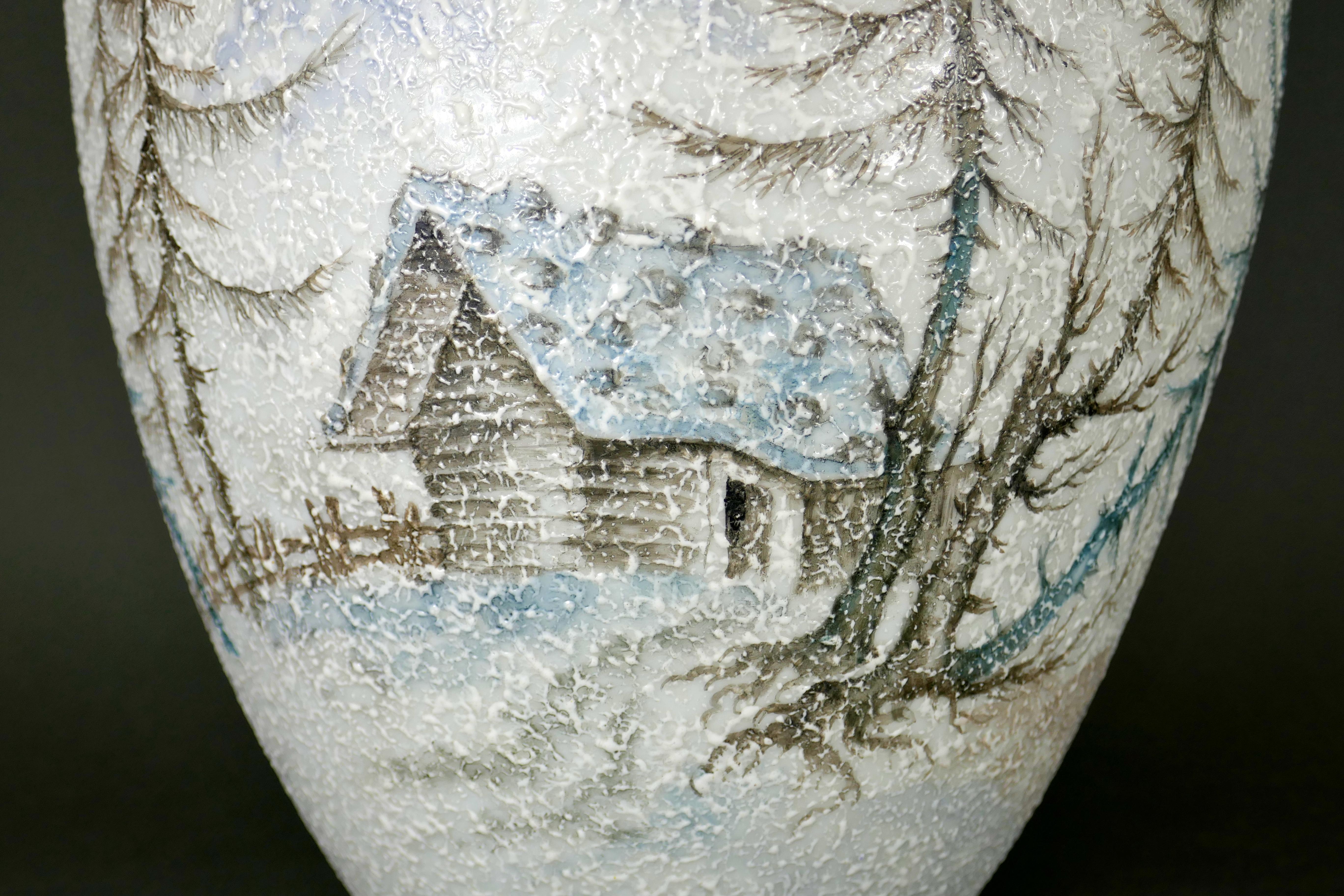 Calco Schumann Bavaria Vaso grande con scena di neve Cabine in porcellana dorata di Moriage Tedesco in vendita