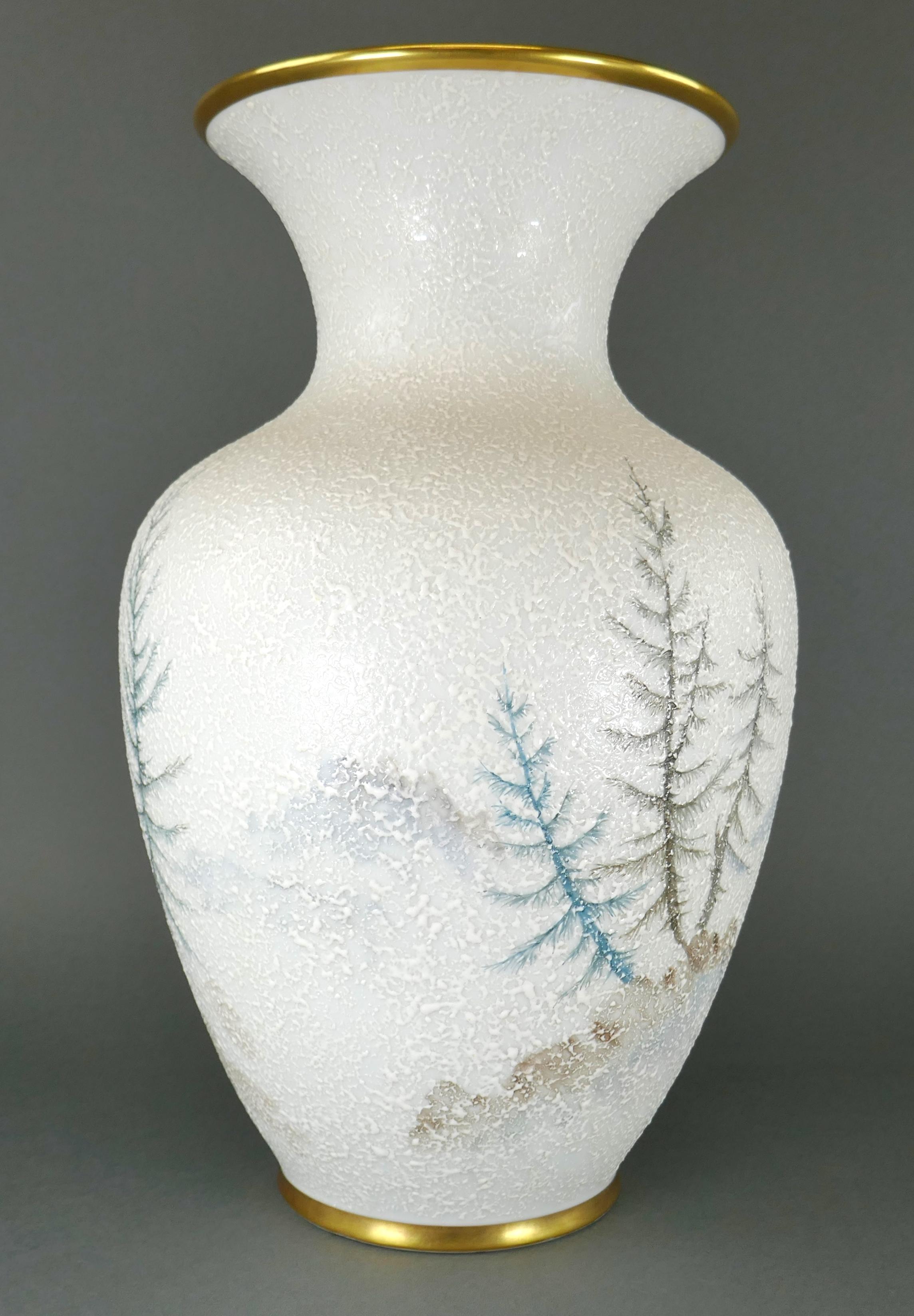 Porcellana Schumann Bavaria Vaso grande con scena di neve Cabine in porcellana dorata di Moriage Tedesco in vendita