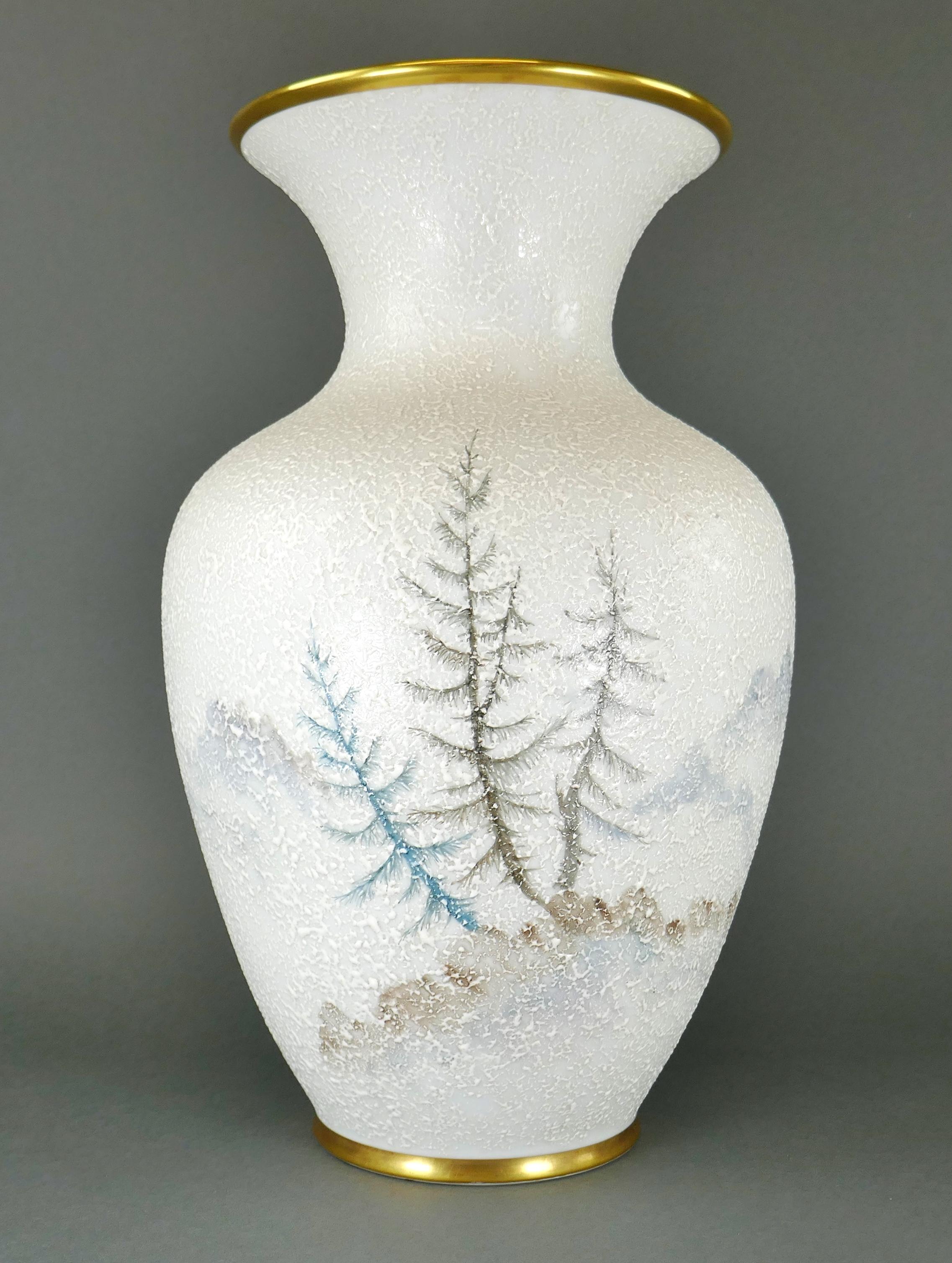 Schumann Bavaria Vaso grande con scena di neve Cabine in porcellana dorata di Moriage Tedesco in vendita 1