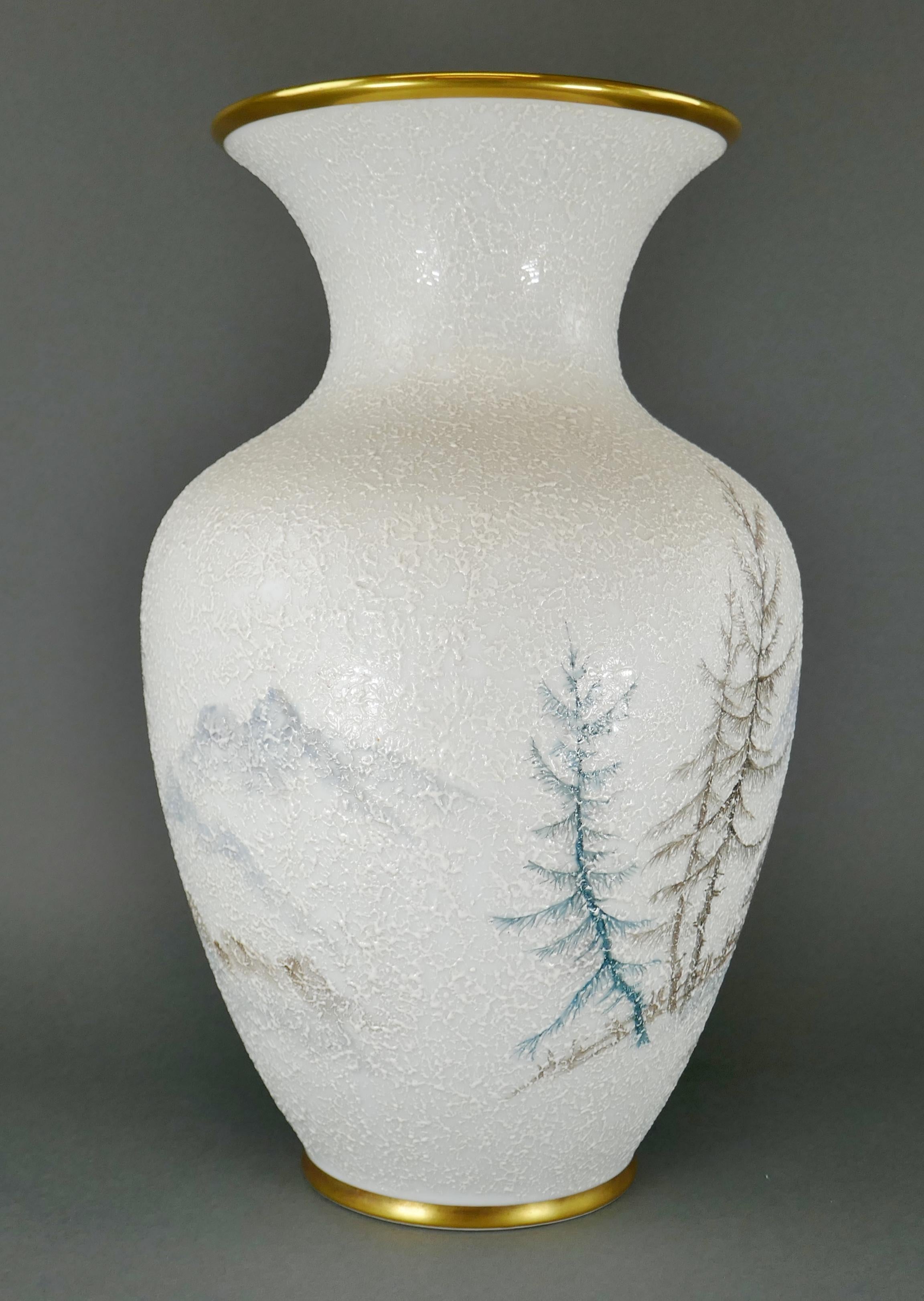 Schumann Bavaria Vaso grande con scena di neve Cabine in porcellana dorata di Moriage Tedesco in vendita 2