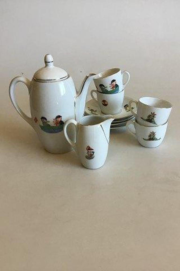 Schwarzenhammer Bavaria Porcelain Storm P's figurines Peter & Ping Child Coffee Service. Consists of 4 pairs of doll cups, coffee pot and milk jug. From approx. 1930. 

Cup measures 4.5 cm / 1 49/64 in., creamer measures 8 cm / 3 5/32 in., coffee