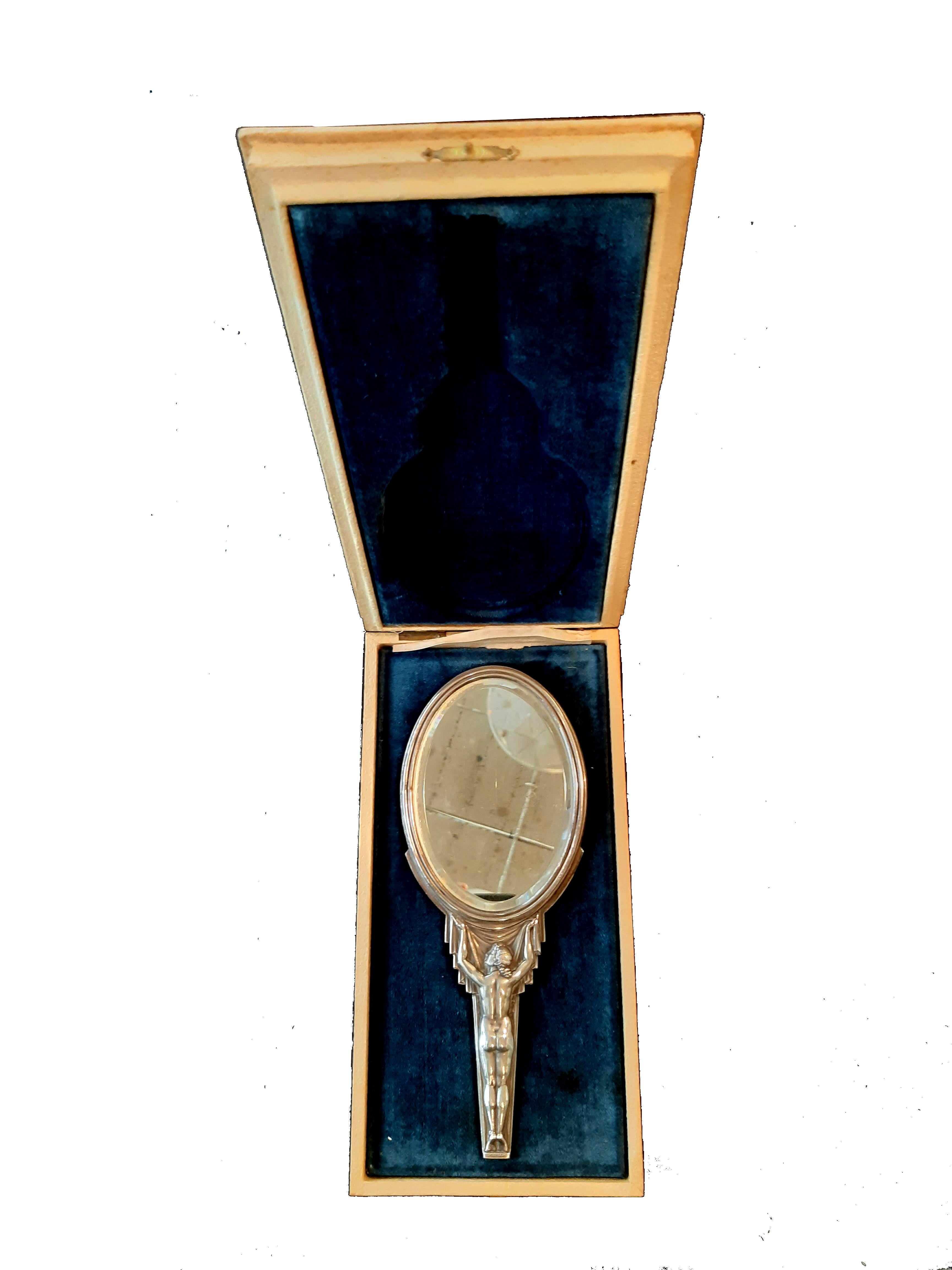 Schwerer Handspiegel 2-seitig LUCIEN BAZOR Bronze versilbert 

Frankreich, Jugedstil / Art Déco um 1925, Größe 24,5cm, zweiseitig (identische Seiten), Bronze versilbert, in Original-Etui.

